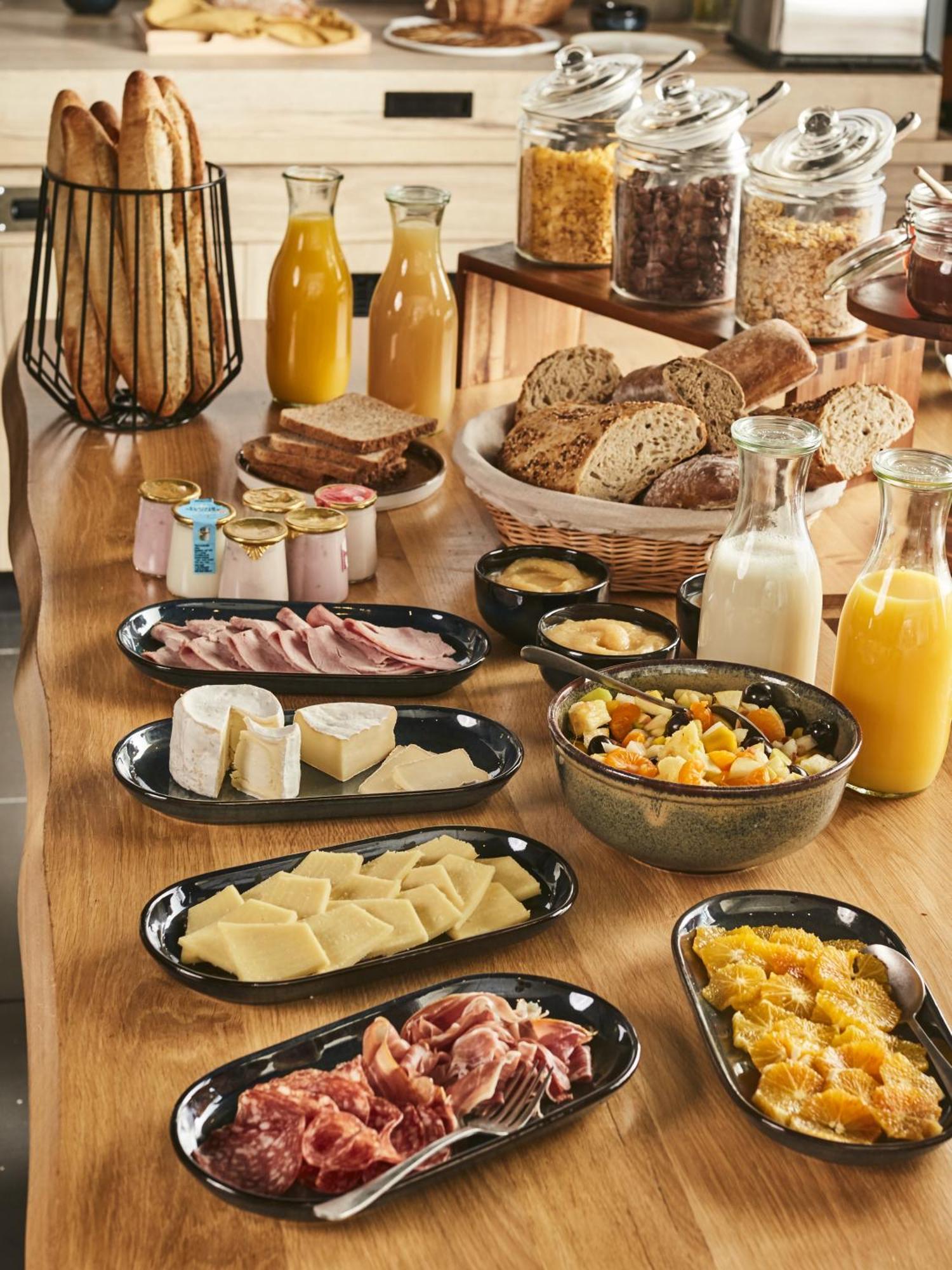Campanile Sud - Pont De L'arc Hotel 3*